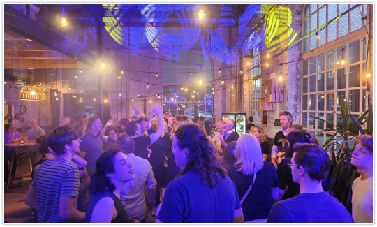 DJ Huren, Smeer 'm in Tilburg, Black Chique Chesterfield DJ Booth, Two Discjockeys Drive in Shows