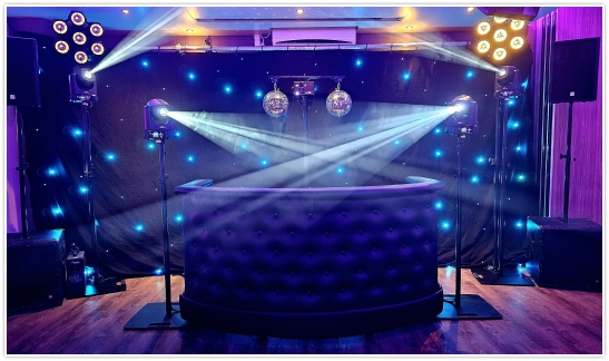 Bruiloft DJ Brabant in Oss, Black Chique Chesterfield DJ Booth, Two Discjockeys Drive in Shows