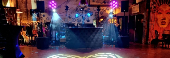 DJ Show Black Chique / The Wedding Deejay / Verenigingsfeest / DJ Bruiloft Brabant / Bedrijfsfeest / Bruiloft DJ Nederland / Verjaardag DJ / Trouw DJ / Drive in Show Brabant / Huwelijk DJ / Studentenfeest / Bruiloft DJ 's-Hertogenbosch / DJ Huren Breda / Allround DJ Brabant / Chesterfield DJ Booth