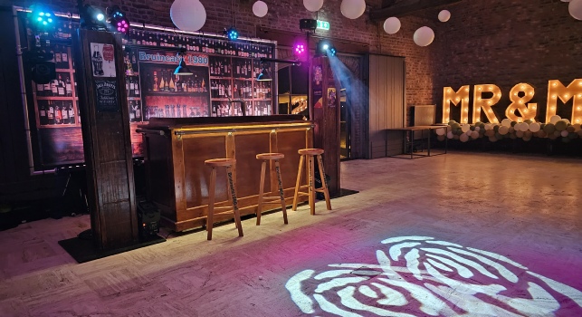 Bruiloft DJ, Kasteelhoeve De Grote Hegge in Torn, Two DIscjockeys Drive in Shows